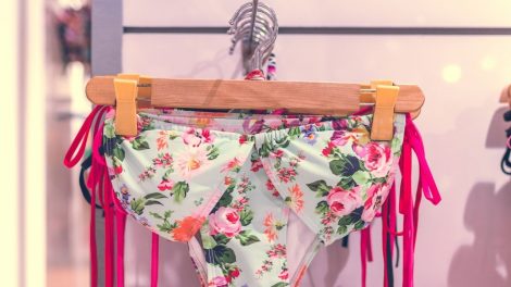 Moda praia feminina: fique por dentro das tendências de biquínis para 2022