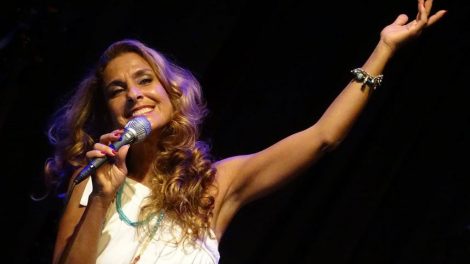 Quem pensa isso é porque ainda não conhece o folego da atriz cantora IZABELLA BICALHO que participou do 1º Baile de Carnaval do Clube do Samba, como convidada especial do cantor Diogo Nogueira, no Vivo Rio, ao lado da banda do Cordão da Bola Preta, no domingo de Carnaval.