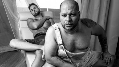 O casal homoafetivo Betoh Cascardo, influencer, e Bernardo Langlott, ator, está sendo mais uma vez alvo de ataques homofóbicos nas redes sociais.