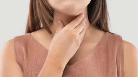 A sinusite é uma doença dos seios da face, que pode ser causada por um agente etiológico, por exemplo, uma bactéria ou fungo, ou por alguma obstrução desses seios, como um pólipo.