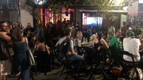 Os amantes do rock que residem em Copacabana e bairros vizinhos não irão nem pensar em deixar a maravilhosa Zona Sul do Rio de Janeiro para curtir o Rock in Rio.