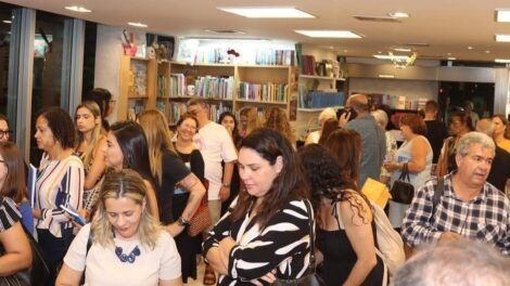 200 pessoas vão a Niterói prestigiar lançamento de livro sobre Darcy Ribeiro