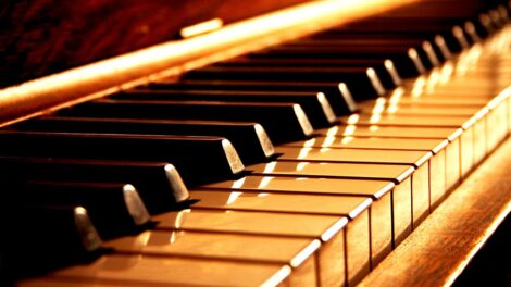 A pianista Simone Leitão fará seu último recital do ano no salão nobre da Sociedade Hípica Brasileira no sábado 9 ás 20h. O evento será limitado a 100 lugares e o preço do ingresso será 80 reais. Sócios da SHB poderão adquirir seus convites na Secretaria do Clube pelo telefone (21) 2156-0190. Os não sócios poderão adquirí-los pelo site da Show Pass: https://www.showpass.com.br.