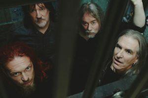 NEW MODEL ARMY NO CIRCO VOADOR