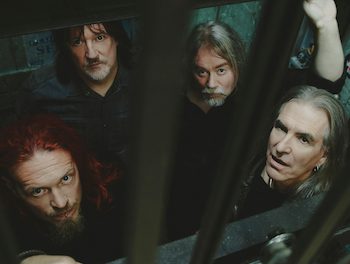 NEW MODEL ARMY NO CIRCO VOADOR