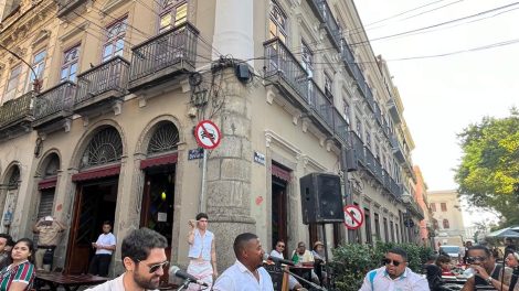 Praça XV ganha nova opção de lazer gratuita no Samba aos Domingos