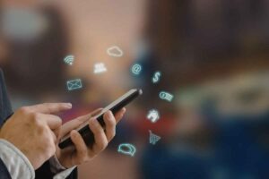 Smartphone com várias notificações digitais no ecrã