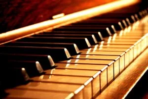 A pianista Simone Leitão fará seu último recital do ano no salão nobre da Sociedade Hípica Brasileira no sábado 9 ás 20h. O evento será limitado a 100 lugares e o preço do ingresso será 80 reais. Sócios da SHB poderão adquirir seus convites na Secretaria do Clube pelo telefone (21) 2156-0190. Os não sócios poderão adquirí-los pelo site da Show Pass: https://www.showpass.com.br.
